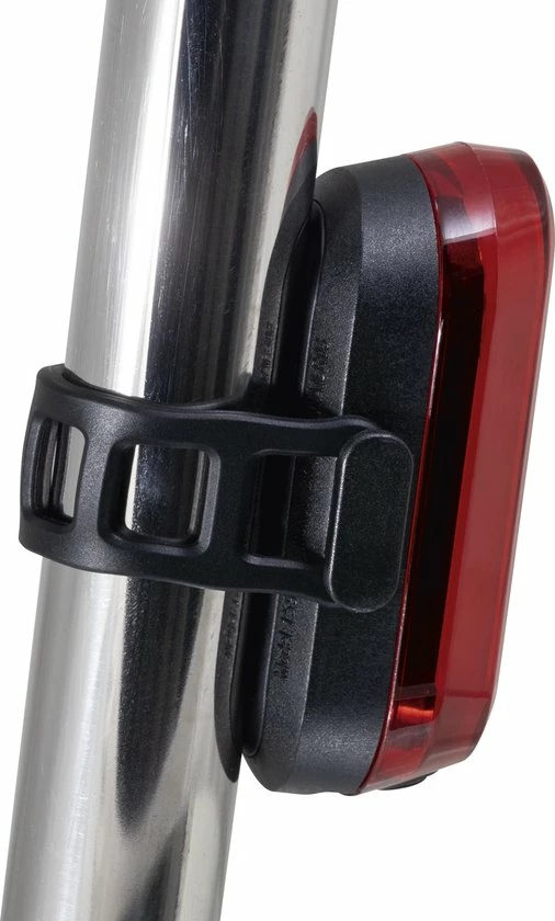 Sigma Sport AURA 30 Fietsverlichting Set - Led Koplamp 30 Lux - CURVE Achterlicht - Inclusief Batterijen 4 Sigma Sport AURA 30 Fietsverlichting Set - Led Koplamp 30 Lux - CURVE Achterlicht - Inclusief Batterijen - Afbeelding 4