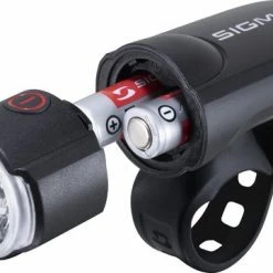 Sigma Sport AURA 30 Fietsverlichting Set - Led Koplamp 30 Lux - CURVE Achterlicht - Inclusief Batterijen 27 Sigma Sport AURA 30 Fietsverlichting Set - Led Koplamp 30 Lux - CURVE Achterlicht - Inclusief Batterijen -Windgoo Shop 550x360 11