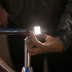 AXA - Niteline 11 - LED Fietsverlichting - Fietslampjes Voor En Achter - Batterij 10 AXA - Niteline 11 - LED Fietsverlichting - Fietslampjes Voor En Achter - Batterij -Windgoo Shop 550x366 1