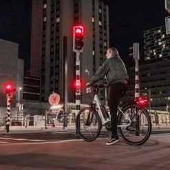 AXA - Juno Battery - Fiets Achterlicht - LED Fietsverlichting Op Batterij - Auto Off Systeem - 80 Mm - Rood 15 AXA - Juno Battery - Fiets Achterlicht - LED Fietsverlichting Op Batterij - Auto Off Systeem - 80 Mm - Rood -Windgoo Shop 550x366 118