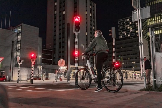AXA - Juno Battery - Fiets Achterlicht - LED Fietsverlichting Op Batterij - Auto Off Systeem - 80 Mm - Rood 6 AXA - Juno Battery - Fiets Achterlicht - LED Fietsverlichting Op Batterij - Auto Off Systeem - 80 Mm - Rood - Afbeelding 6