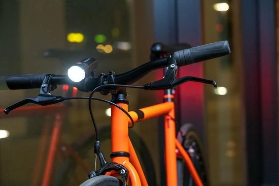 Sigma Sport AURA 30 Fietsverlichting Set - Led Koplamp 30 Lux - CURVE Achterlicht - Inclusief Batterijen 6 Sigma Sport AURA 30 Fietsverlichting Set - Led Koplamp 30 Lux - CURVE Achterlicht - Inclusief Batterijen - Afbeelding 6