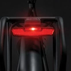 AXA - Juno Battery - Fiets Achterlicht - LED Fietsverlichting Op Batterij - Auto Off Systeem - 80 Mm - Rood 19 AXA - Juno Battery - Fiets Achterlicht - LED Fietsverlichting Op Batterij - Auto Off Systeem - 80 Mm - Rood -Windgoo Shop 550x441 3