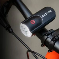 Sigma Sport AURA 30 Fietsverlichting Set - Led Koplamp 30 Lux - CURVE Achterlicht - Inclusief Batterijen 20 Sigma Sport AURA 30 Fietsverlichting Set - Led Koplamp 30 Lux - CURVE Achterlicht - Inclusief Batterijen -Windgoo Shop 550x487 5