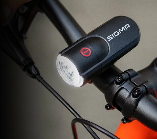 Sigma Sport AURA 30 Fietsverlichting Set - Led Koplamp 30 Lux - CURVE Achterlicht - Inclusief Batterijen 3 Sigma Sport AURA 30 Fietsverlichting Set - Led Koplamp 30 Lux - CURVE Achterlicht - Inclusief Batterijen - Afbeelding 3