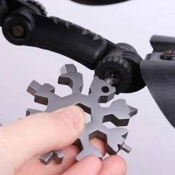 Merkloos 18-in-1 Multi Tool | Zwart | Sneeuwvlok Sleutelhanger| Moersleutel | Draagbare Universele Tool | Schroevendraaier | Cadeau Tip | Vaderdag Cadeau | Cadeau Voor Hem| Vaderdag -Windgoo Shop 550x512 1