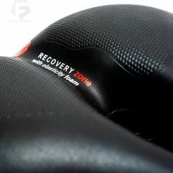 Voltano Fietszadel Met Gelpads - Zwart/Rood - Uitsparing - Zadelvering - Unisex - Incl. Gratis Zadelstrop -Windgoo Shop 550x520 1