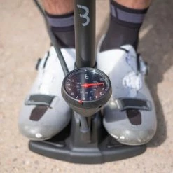 BBB Cycling AirWave Fietspomp Met Drukmeter - Fiets Pomp Racefiets En Mountainbike - Voetpomp Fiets 9 Bar - Zwart - BFP-20 -Windgoo Shop 550x550 362