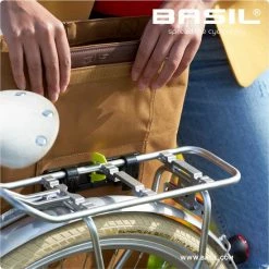 Basil City Fietsshopper - Enkele Fietstas - Camel Bruin - 16 Liter 30 Basil City Fietsshopper - Enkele Fietstas - Camel Bruin - 16 Liter -Windgoo Shop 550x550 964