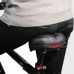 Voltano Fietszadel Met Gelpads - Zwart/Rood - Uitsparing - Zadelvering - Unisex - Incl. Gratis Zadelstrop -Windgoo Shop 550x657 1