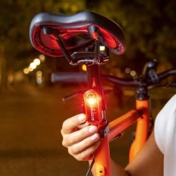 Sigma Sport AURA 30 Fietsverlichting Set - Led Koplamp 30 Lux - CURVE Achterlicht - Inclusief Batterijen 25 Sigma Sport AURA 30 Fietsverlichting Set - Led Koplamp 30 Lux - CURVE Achterlicht - Inclusief Batterijen -Windgoo Shop 550x751 2