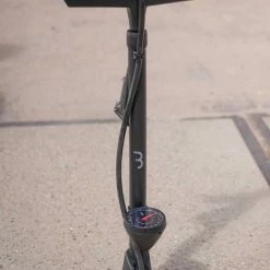 BBB Cycling AirWave Fietspomp Met Drukmeter - Fiets Pomp Racefiets En Mountainbike - Voetpomp Fiets 9 Bar - Zwart - BFP-20 -Windgoo Shop 550x784